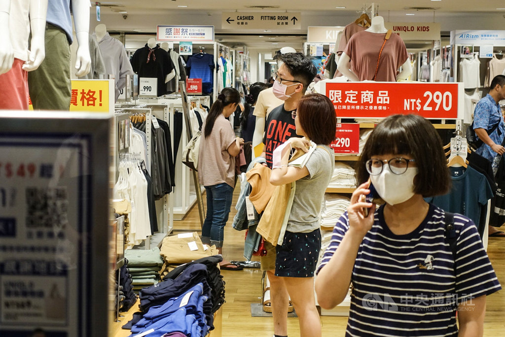 防疫大解封首日,許多民眾7日把握週末假期到百貨公司消費,部分民眾在室內仍戴口罩。圖為新北市百貨公司民眾購買情形。中央社記者林俊耀攝 109年6月7日