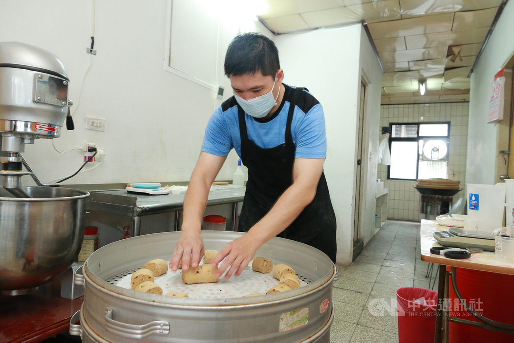 因販毒入獄的楊民基在獄中習得饅頭手藝,假釋後租下老家樓頂的頂樓加蓋,打造成饅頭工作坊,親手揉製饅頭販賣,並開發出深受好評的義式乳酪起士、紫米芋頭口味饅頭。中央社記者蕭博文攝 109年6月7日
