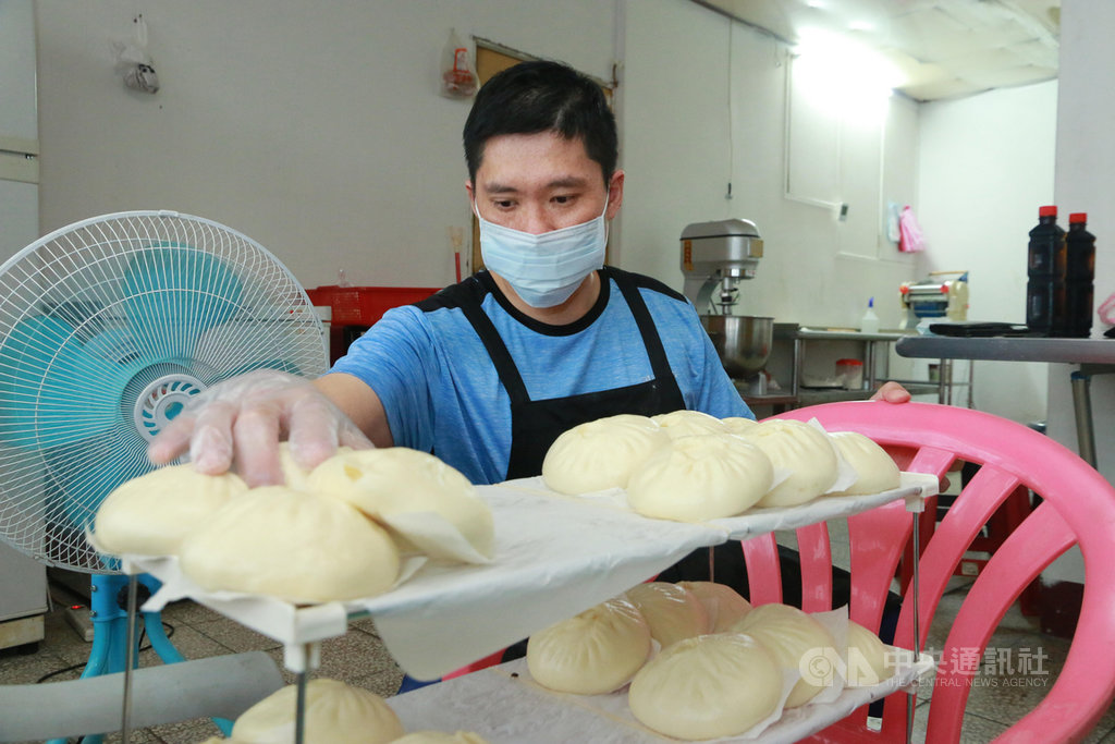 因販毒入獄的楊民基(圖)在獄中習得饅頭手藝,假釋後親手揉製饅頭販賣,逐漸培養起固定的客源,每天製作饅頭、包子的數量最多可達200顆。中央社記者蕭博文攝 109年6月7日