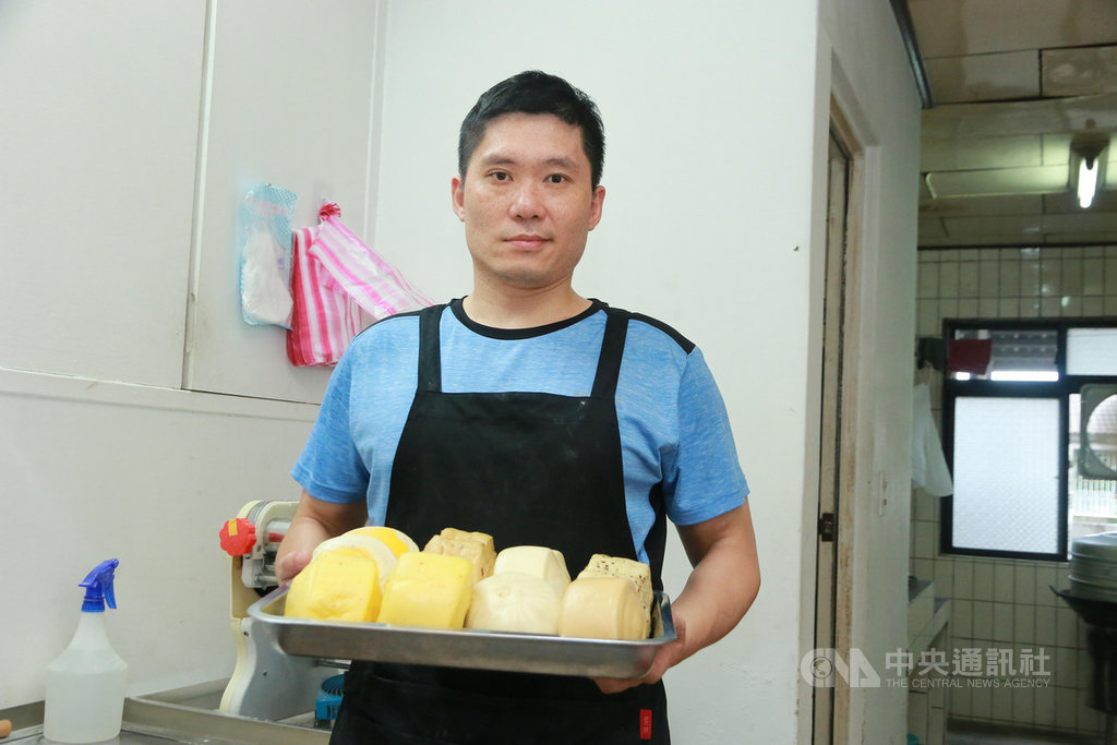 因販毒入獄的楊民基在獄中習得饅頭手藝,假釋後在母親與妹妹的協助下,於頂樓加蓋的工作坊內親手揉製饅頭販賣。中央社記者蕭博文攝 109年6月7日