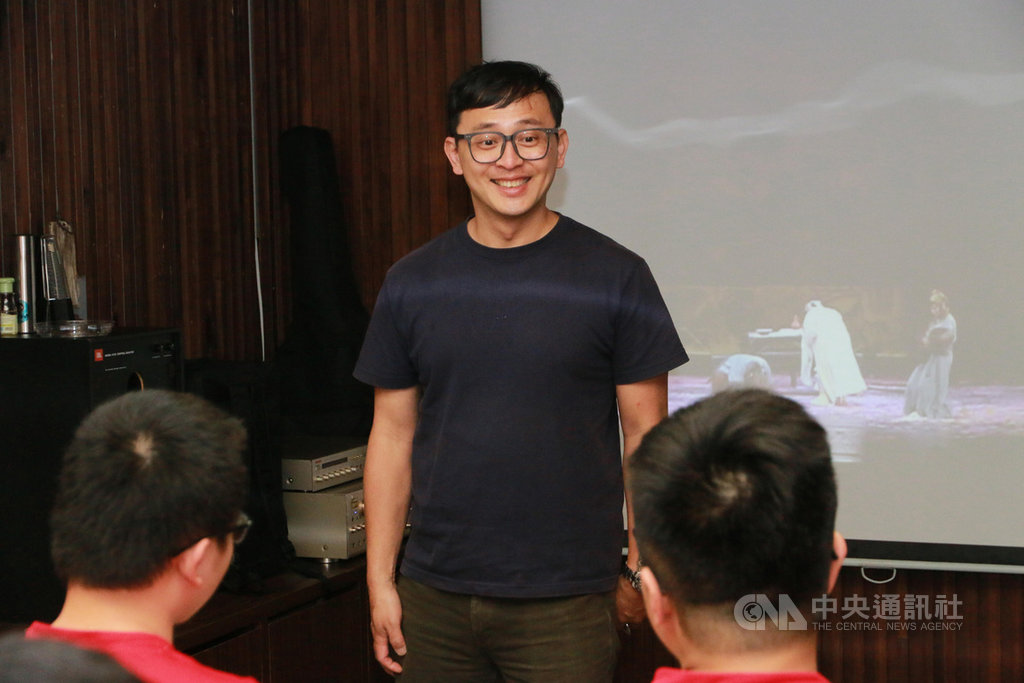 社團法人中華趕路的雁全人關懷協會復育中心主任蕭建緒(圖)吸毒20年無法自拔,藉由信仰擺脫毒品,成為協助戒癮的專業人士,並分享心路歷程,協助學員擺脫毒品、酒精、藥物的控制。中央社記者蕭博文攝 109年6月7日