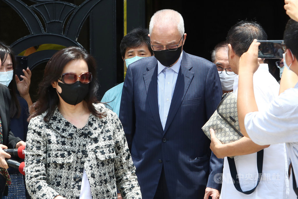 高雄市議會議長許崑源6日墜樓身亡,前國民黨主席吳敦義(中)7日到許家慰問家屬。中央社記者王騰毅攝 109年6月7日