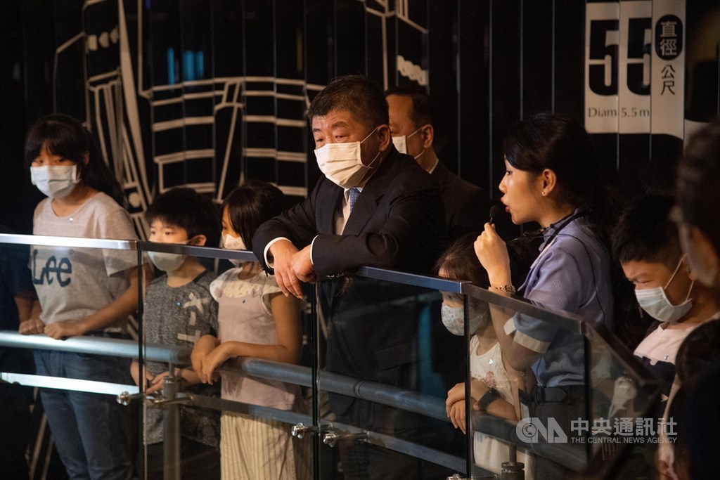 台灣7日正式迎來解封日,衛福部長陳時中(中)解封首站選在台北101觀景台,與小朋友們一同參觀並聽取風阻尼器解說。中央社記者林俊耀攝 109年6月7日