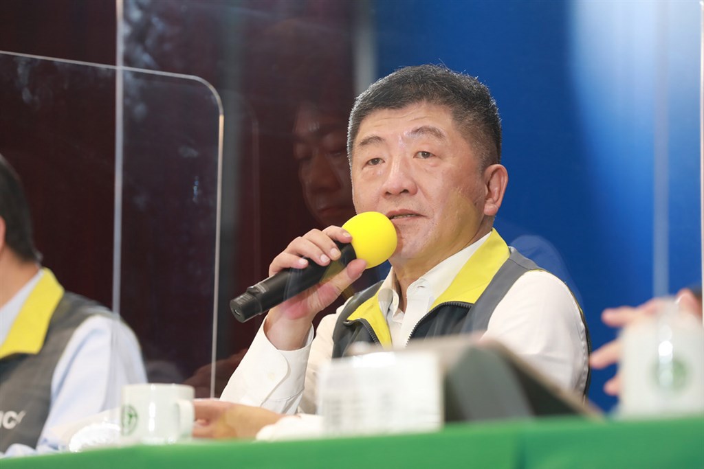 台灣今天迎來解封日,防疫新生活正式開始,總統蔡英文7日說,這段時間以來日夜堅守崗位的衛福部長陳時中(圖)和全體防疫同仁,「一定要輪流休假、好好陪陪家人!」(中央流行疫情指揮中心提供)中央社