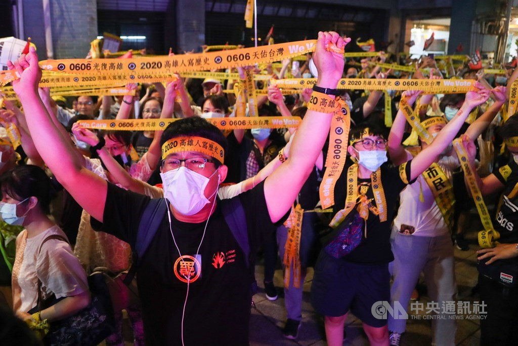 台灣自治史上首次直轄市長罷免案過關。圖為罷韓團體5日晚間舉行最後一場遊行活動造勢,高舉罷韓黃絲帶展現立場。中央社記者王騰毅攝 109年6月5日