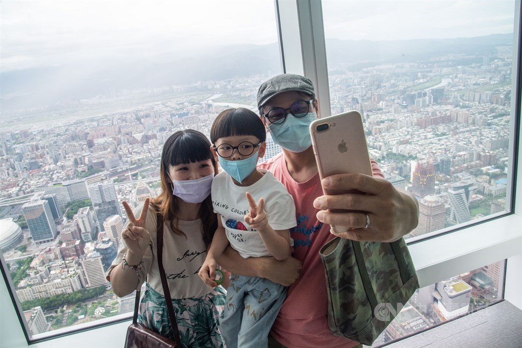 台灣7日正式迎來解封日,民眾進入防疫新生活,預期國內旅遊將迎來人潮與商機。圖為台北101觀景台民眾自拍合影。中央社記者林俊耀攝 109年6月7日