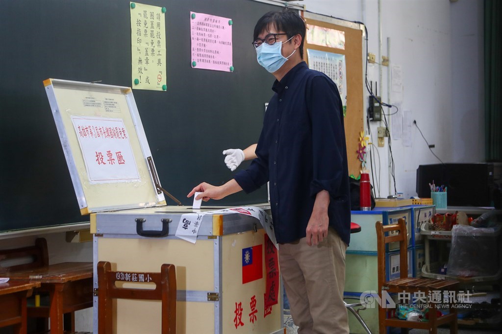 高雄市長韓國瑜罷免案投票6日登場,行政院副院長陳其邁上午現身投票,在左營區新莊國小投下手中的一票。中央社記者王騰毅攝 109年6月6日