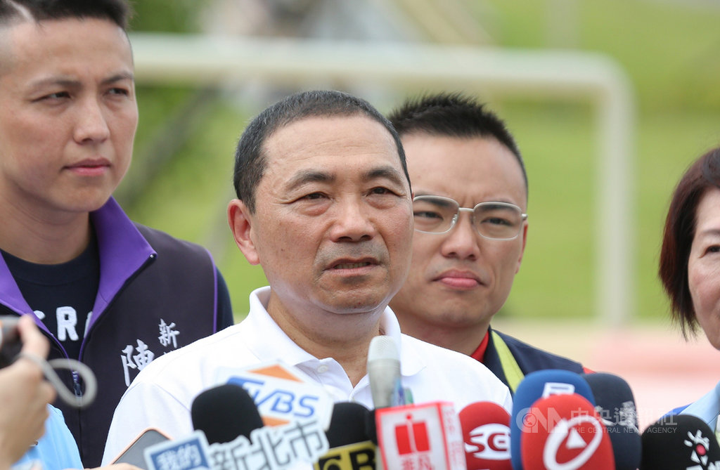 新北市長侯友宜(左2)7日對高雄市議會議長許崑源墜樓身亡的消息表示,「聽到這個消息令人震驚,更令人不捨跟難過」。中央社記者王鴻國攝 109年6月7日