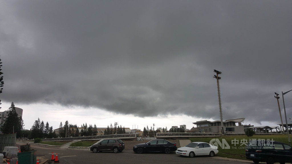 澎湖7日上午艷陽高照,午後卻是烏雲密布,瞬間風雨交加,澎湖機場部分航班受影響。中央社 109年6月7日