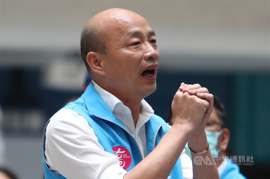 高雄市長韓國瑜(圖)遭到罷免,有藍委表示,韓國瑜仍是國民黨內最有戰鬥力的,未來要選黨主席或台北市長都可以;也有人建議韓先到各地聽聽民眾想法。圖為罷免案結果出爐後,韓國瑜拱手向團隊成員致意。中央社記者王騰毅攝 109年6月6日
