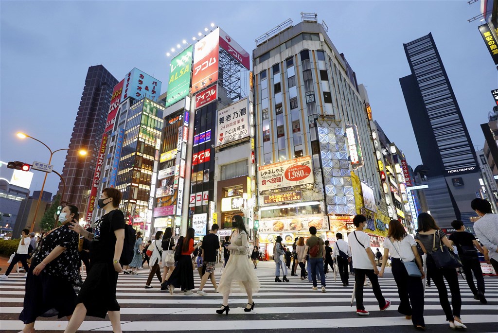 東京都6日宣布,都內當天新增26人感染武漢肺炎,連續3天單日確診感染超過20人以上,累計確診5369人。圖為6日東京新宿街頭的人潮。(共同社提供)