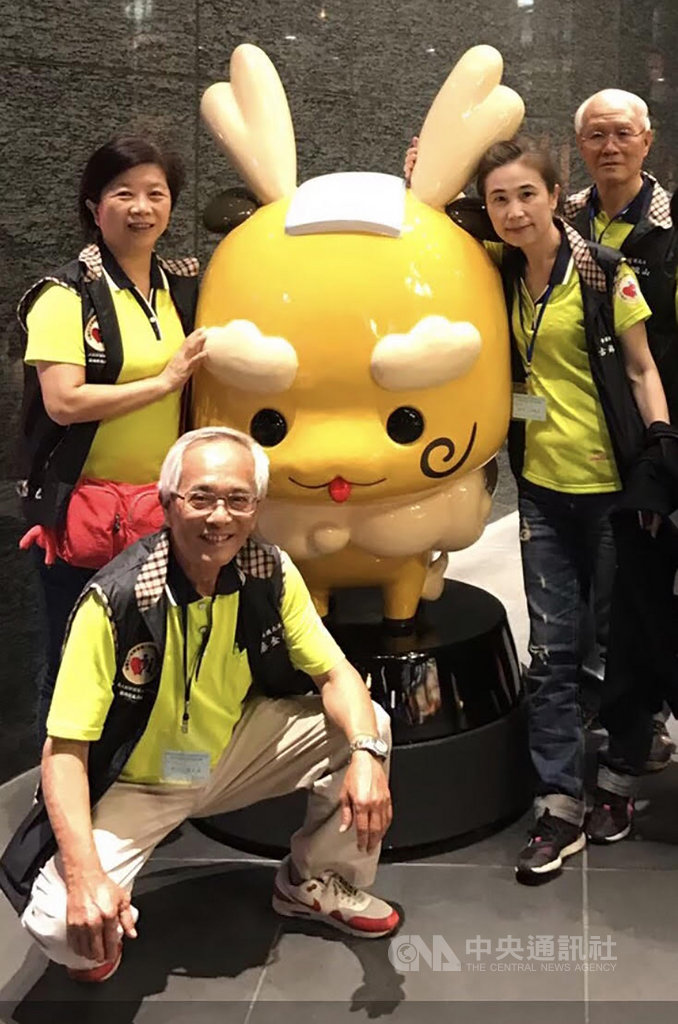夫妻出門卻遇上死亡車禍,夫死妻傷。遺孀古麗珠(後左)有感長年接受犯罪被害人保護協會幫助,4年前加入志工隊,協助喪親者走出陰霾。圖為古麗珠民國105年參加志工教育訓練課程,與其他志工合影。(古麗珠提供)中央社記者劉世怡傳真 109年6月7日