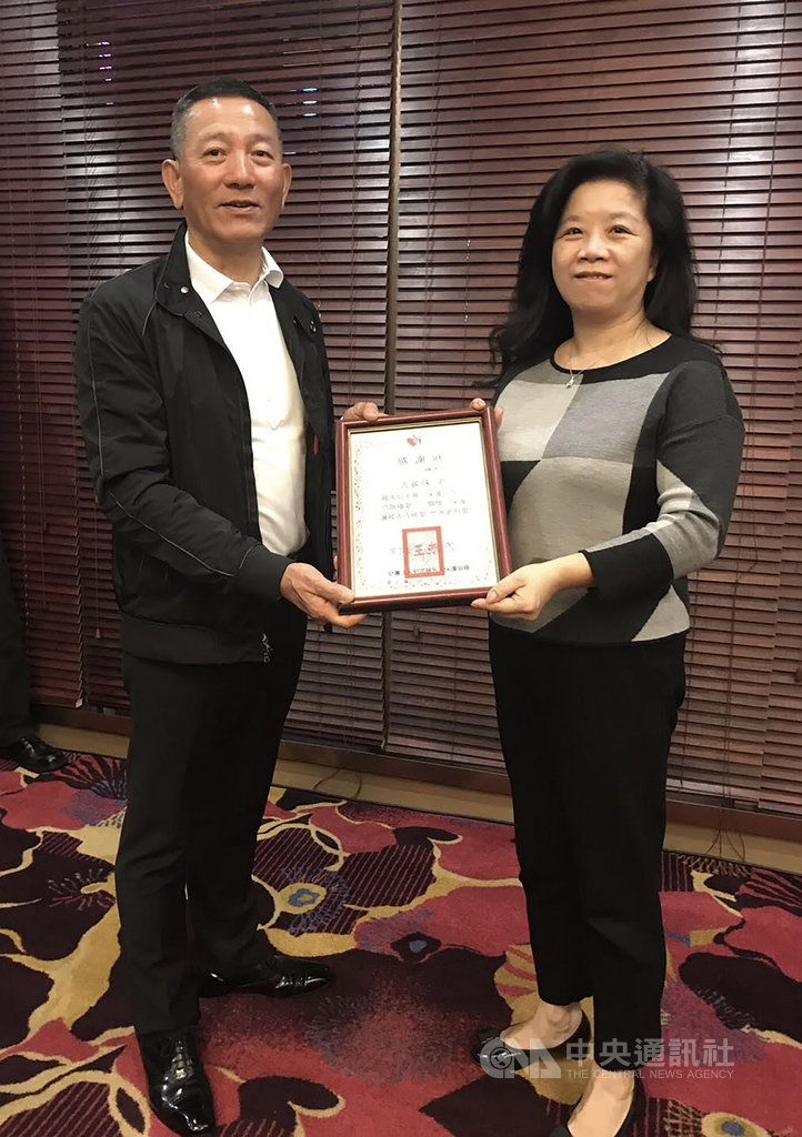 夫妻出門遇上死亡車禍,夫死妻傷。遺孀古麗珠(右)從原本是馨生人後來變成志工,協助喪親者走出陰霾。圖為古麗珠民國107年獲犯罪被害人保護協會表揚,得到感謝狀。(古麗珠提供)中央社記者劉世怡傳真 109年6月7日