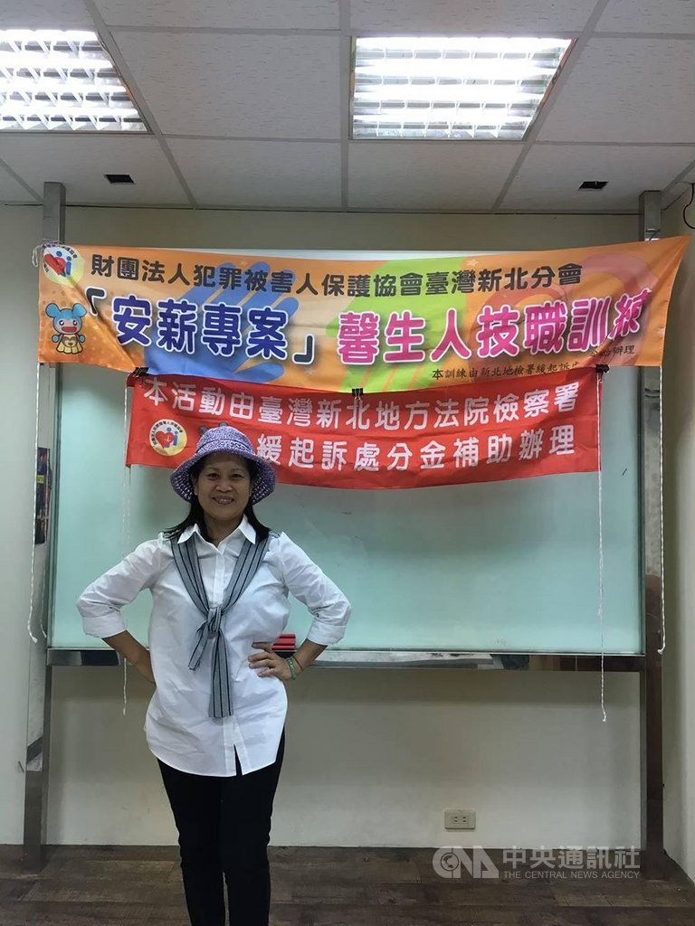60歲的潘麗華藉由犯罪被害人保護協會辦理的編織技藝訓練班得到心靈支撐力量,走出喪夫陰霾。圖為潘麗華戴上自編的編織帽,在課堂上台發表成果。(潘麗華提供)中央社記者劉世怡傳真 109年6月7日