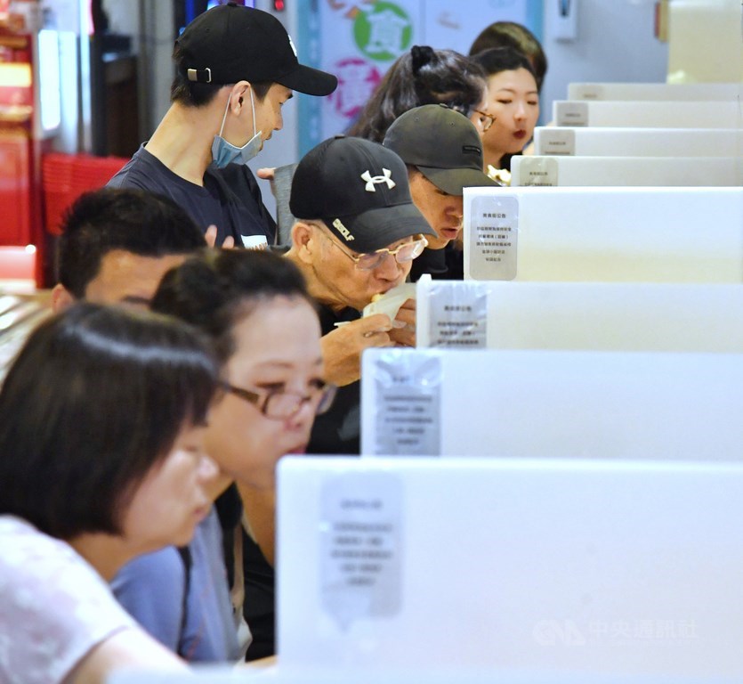 國內疫情趨緩,台灣7日正式迎來解封日,餐廳仍需要加設隔板,桌椅區也要維持距離,但不再限制顧客人數。中央社記者王飛華攝 109年6月7日