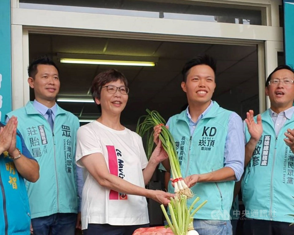 民眾黨立委蔡壁如(左2)將戶籍遷到高雄市,讓外界質疑她要參與高雄市長補選,蔡壁如7日在屏東受訪表示,遷戶籍是為了私人的事,她不會選高雄市長。中央社記者郭芷瑄攝 109年6月7日