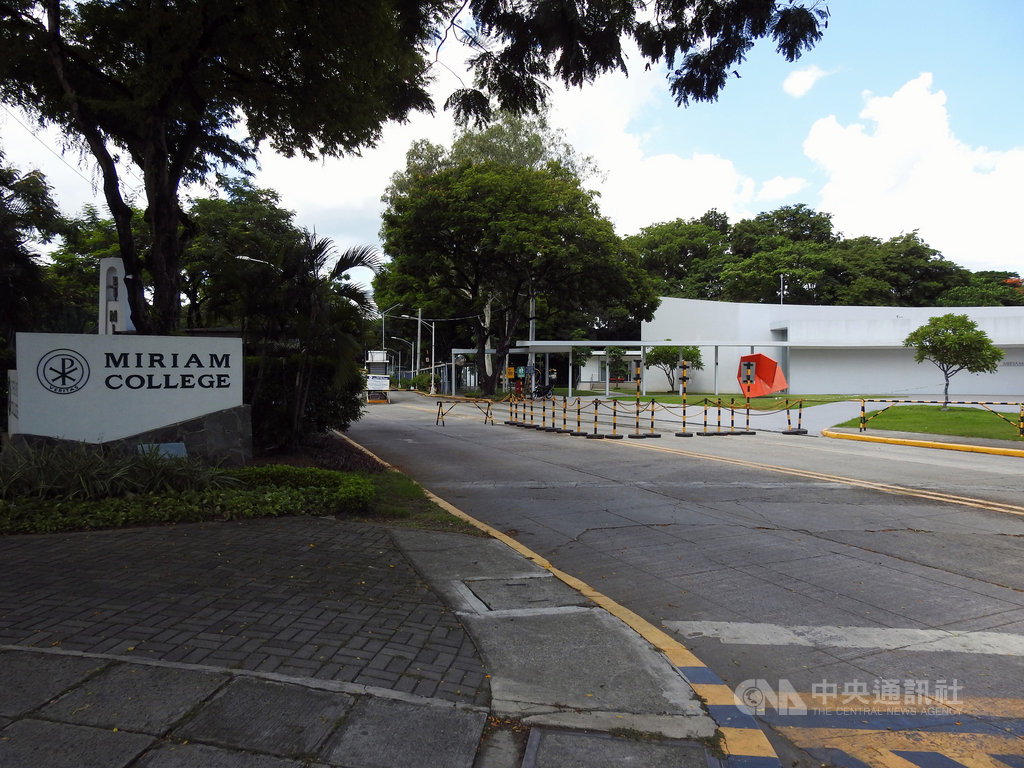 菲律賓各級學校停課近3個月,7日在知名女子學府「蜜里爾姆學院」(Miriam College)門口,不見學生出入。中央社記者陳妍君馬尼拉攝 109年6月8日