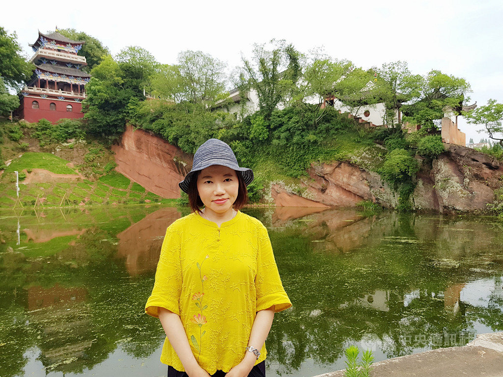 作家衣若芬(圖)將30年間對蘇東坡的研究、訪查心得出版新作「陪你去看蘇東坡」,就讀中文系的她坦言,高中時想當記者,會踏上研究蘇東坡的人生道路,完全是意外。(有鹿文化提供)中央社記者陳秉弘傳真 109年6月8日