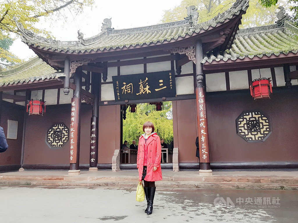 作家衣若芬(圖)新作「陪你去看蘇東坡」,將30年間對蘇東坡的研究、訪查心得出版,衣若芬認為,蘇東坡面對低潮的方式,是能夠紓緩現代人緊繃情緒的重要正能量。(有鹿文化提供)中央社記者陳秉弘傳真 109年6月8日