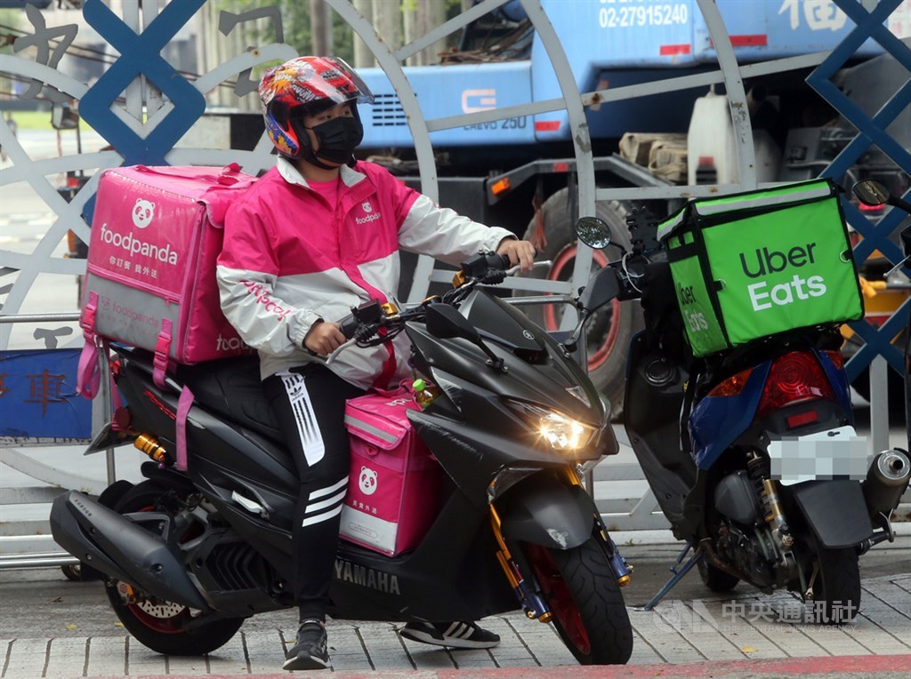 疫情拉抬外送需求,foodpanda宣布自12日起在全台16個縣市提供24小時外送服務。(中央社檔案照片)