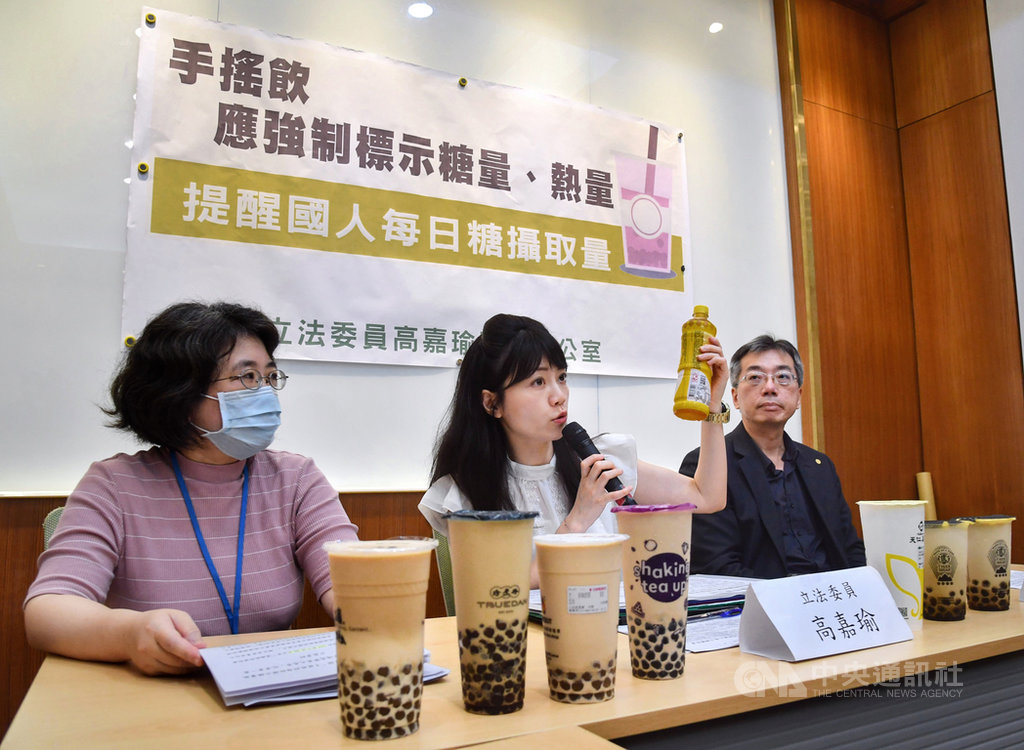 民進黨立委高嘉瑜（中）8日在立法院舉行記者會指出，民眾時常人手一杯手搖飲，但過多的糖分已成為國人健康的隱形殺手，希望政府要求手搖飲料業者要在每杯飲料上標示出含糖量及熱量。中央社記者王飛華攝  109年6月8日