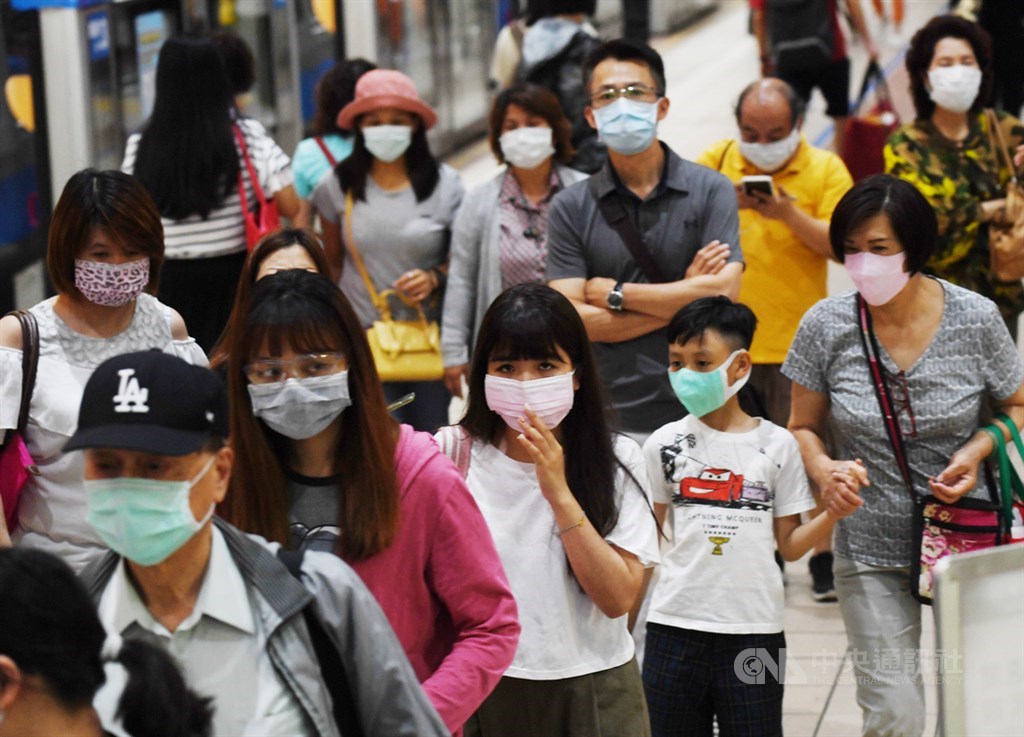 台灣7日正式迎來解封日,BBC一則專文以當局借助科技和幽默闢謠的角度,探討台灣防疫關鍵。圖為北市民眾搭捷運戴口罩。(中央社檔案照片)