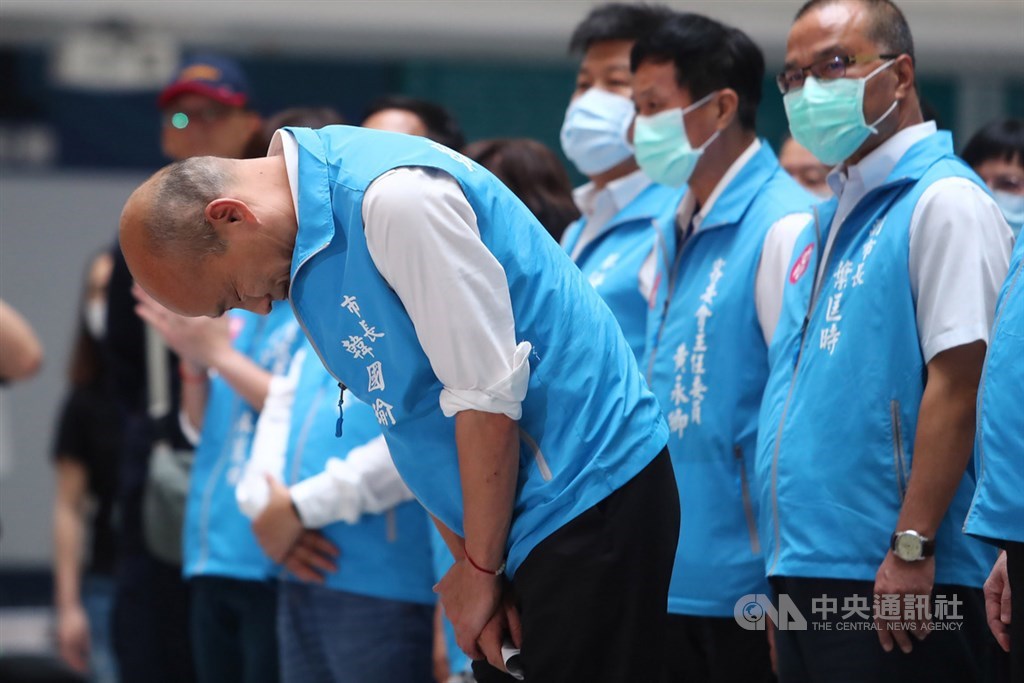 高雄市長韓國瑜(前左)6日傍晚在罷韓案結果底定後,率領市府團隊在四維行政中心舉行記者會發表談話,會中深深鞠躬向一路走來所有支持者致意。中央社記者王騰毅攝 109年6月6日