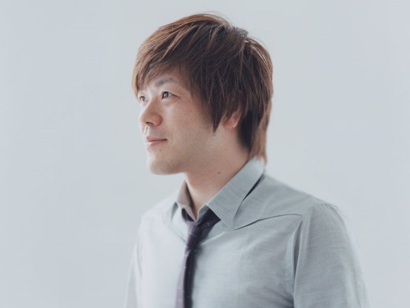 日本作家平野啓一郎23歲就以處女作「日蝕」拿下「芥川賞」,20餘年來寫作不輟,創作面向多元。(攝影:瀧本幹也,新經典文化提供)