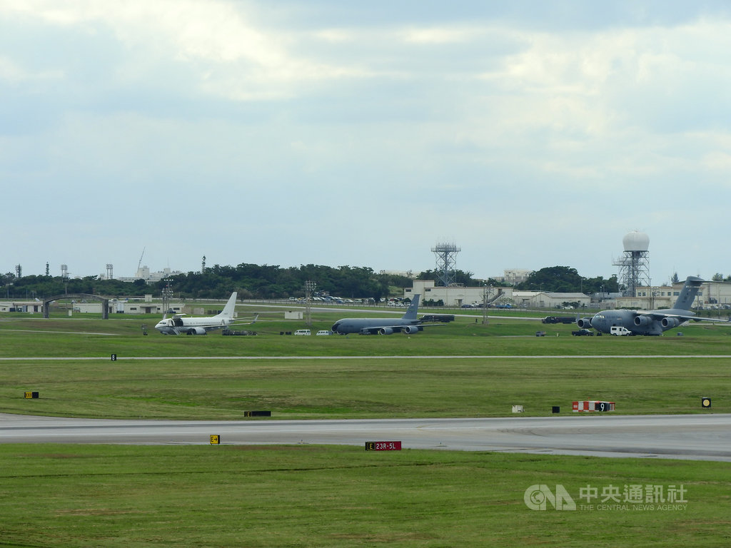 美軍1架C-40A「快船」運輸機9日上午從日本沖繩起飛,罕見自基隆穿越台灣領空,從台南外海離去。圖為美軍C-40運輸機(左)在沖繩美空軍嘉手納基地起飛前整備的檔案照片。C-17運輸機(右)以及KC-135空中加油機(中)同時在飛行線上。中央社記者郭無患攝 109年6月9日