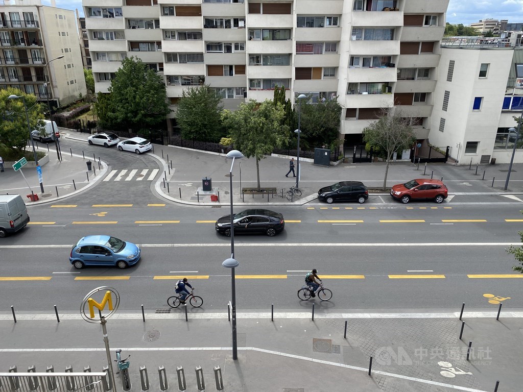 法國解封前一週左右,路上就開始出現工程車,在原有的自行車道旁再增加一條黃色的擴增車道,因應增加的單車通勤民眾。法媒常將疫情後擴增的臨時單車道稱為「冠狀車道」。中央社記者曾婷瑄巴黎攝 109年6月9日