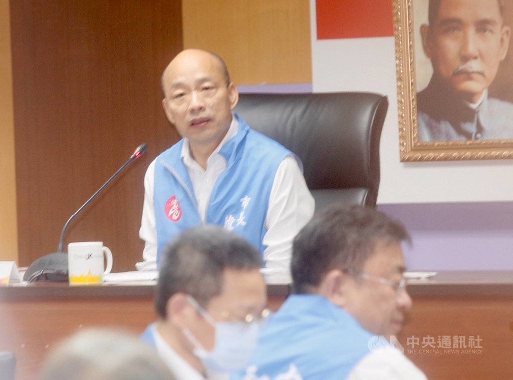 罷韓過關後,高雄市長韓國瑜(後)9日上午在市府四維行政中心主持任內最後一次市政會議,希望大家對高雄有什麼建言儘量提出。中央社記者董俊志攝 109年6月9日