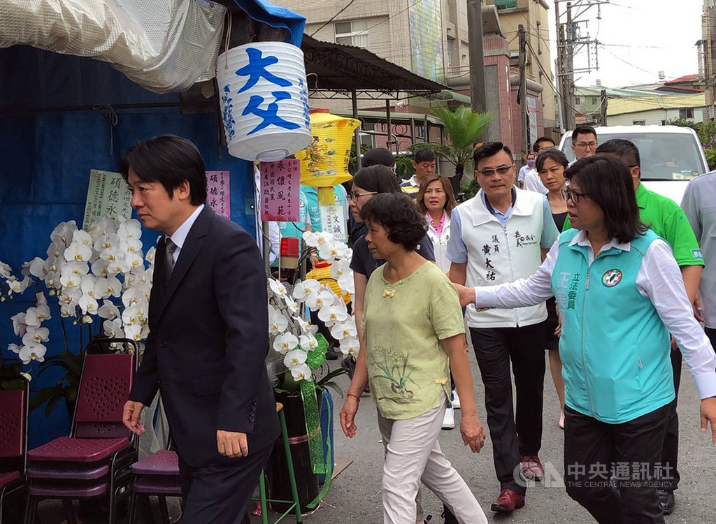 鐵路警察李承翰被刺死案,被告一審判無罪,李承翰父親李增文備受打擊,4日病逝。副總統賴清德(左)9日在民進黨立委王美惠(前右)陪同下,前往靈堂上香並慰問家屬。中央社記者黃國芳攝 109年6月9日