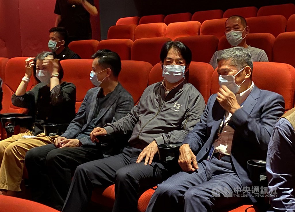 台灣武漢肺炎疫情趨緩,7日起全台大解封,電影「蚵豐村」為解封後首檔上映的國片,9日晚間副總統賴清德(前右2)與文化部長李永得(前右)等人都進場觀賞,支持國片。中央社記者陳秉弘攝 109年6月9日