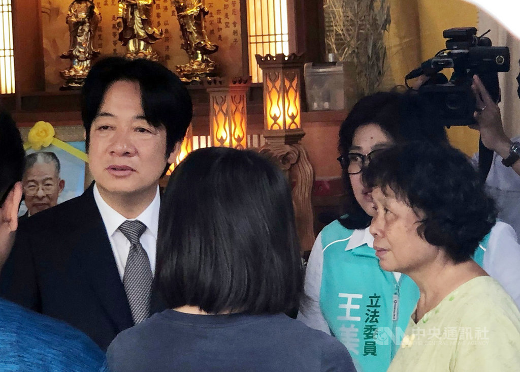 鐵路警察李承翰被刺死案,被告一審判無罪,李承翰父親李增文備受打擊,4日病逝。副總統賴清德(左)9日前往慰問家屬時表示,政府未來會更加著重警察執勤上的安全。中央社記者黃國芳攝 109年6月9日