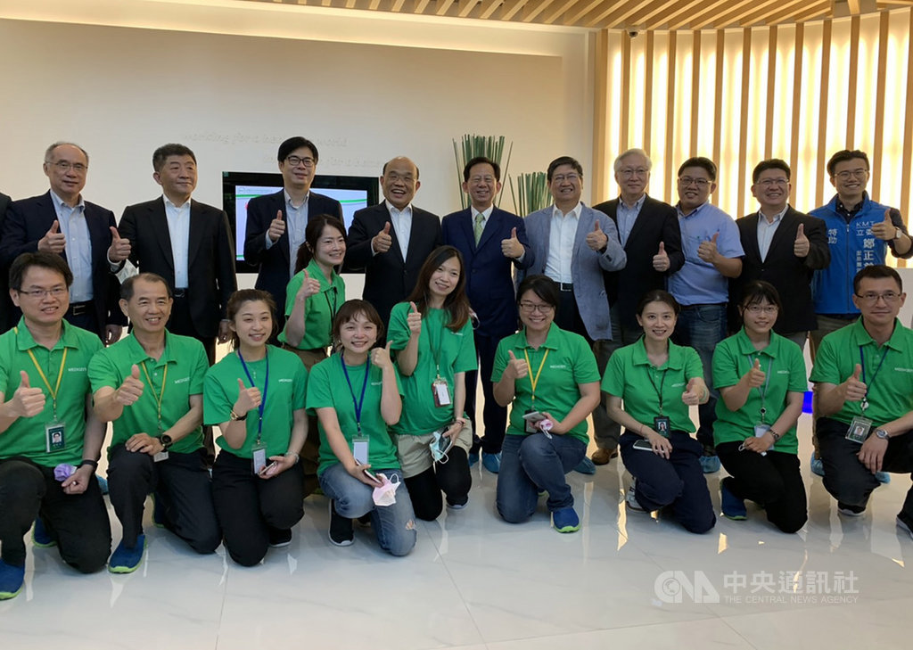 行政院長蘇貞昌（後左4）9日率領副院長陳其邁（後左3）、衛福部長陳時中（後左2）等人前往新竹縣，訪視高端疫苗公司，並與公司團隊成員合影，為他們打氣。中央社記者郭宣彣攝　109年6月9日