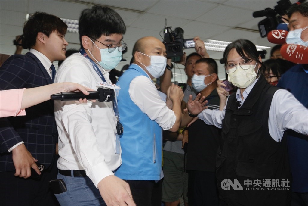 罷韓過關後,高雄市長韓國瑜(左3)9日上午在高市府主持任內最後一次市政會議,韓國瑜進場前,拱手向包圍採訪的媒體致意。中央社記者董俊志攝 109年6月9日