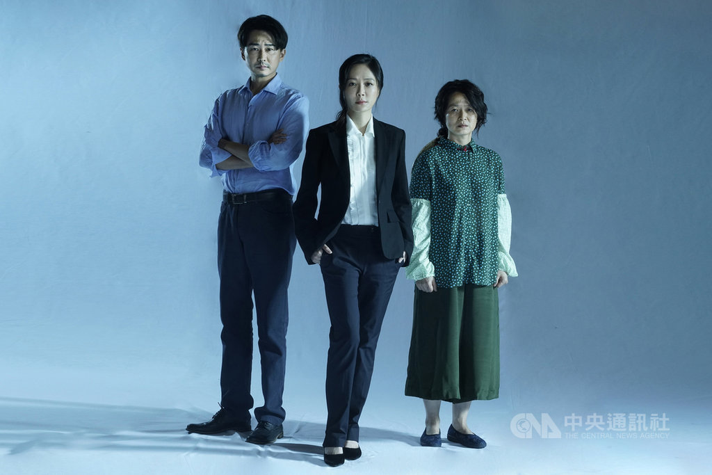 「我們與惡的距離」全民公投劇場版9日曝光第一波卡司,被害者家屬「宋喬安」、「劉昭國」及無差別殺人犯母親「李母」3個主要角色,分別由尹馨(中)、狄志傑(左)與謝瓊煖(右)飾演。(故事工廠提供)中央社記者葉冠吟傳真 109年6月9日