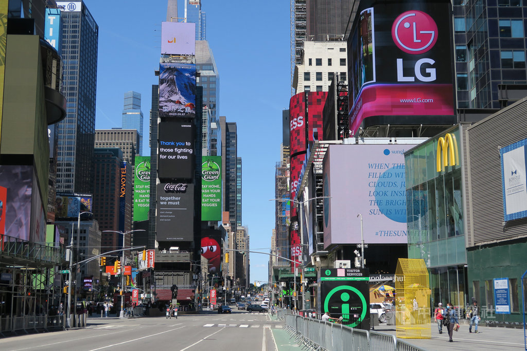 紐約市美東時間8日邁入經濟重啟第一階段，營建、製造與部分零售業重上軌道，昔日熱鬧的時報廣場人氣未回籠。中央社記者尹俊傑紐約攝  109年6月9日