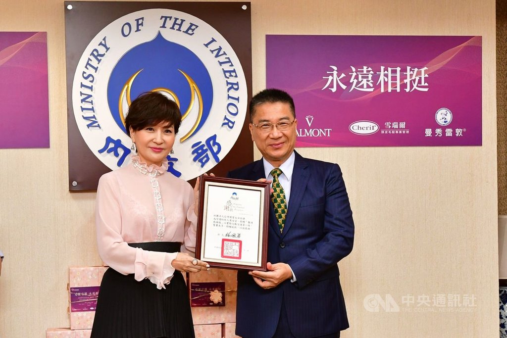台灣優質生命協會理事長方芳芳(左)9日率領演藝圈多名藝人獻愛,捐贈1500份感謝箱給第一線防疫人員,內政部長徐國勇(右)代表受贈後,也回贈感謝狀。(台灣優質生命協會提供)中央社記者葉冠吟傳真 109年6月9日