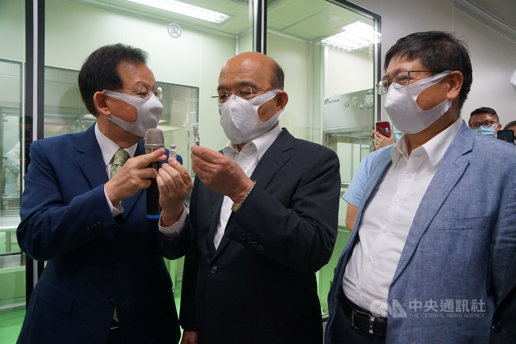 行政院長蘇貞昌（中）9日視察位於新竹的高端疫苗生物製劑股份有限公司，與新竹縣長楊文科（右）一起聽取公司總經理陳燦堅（左）簡介，了解武漢肺炎疫苗研發進度。中央社記者郭宣彣攝　109年6月9日