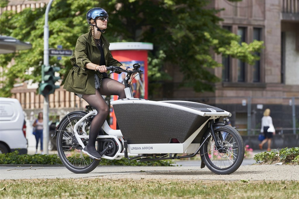 在歐洲,自行車有走向電動化的趨勢,荷蘭車商Urban Arrow的電動自行車可用來載貨和接送小孩。(Eurobike提供)中央社記者林育立柏林傳真 109年6月9日