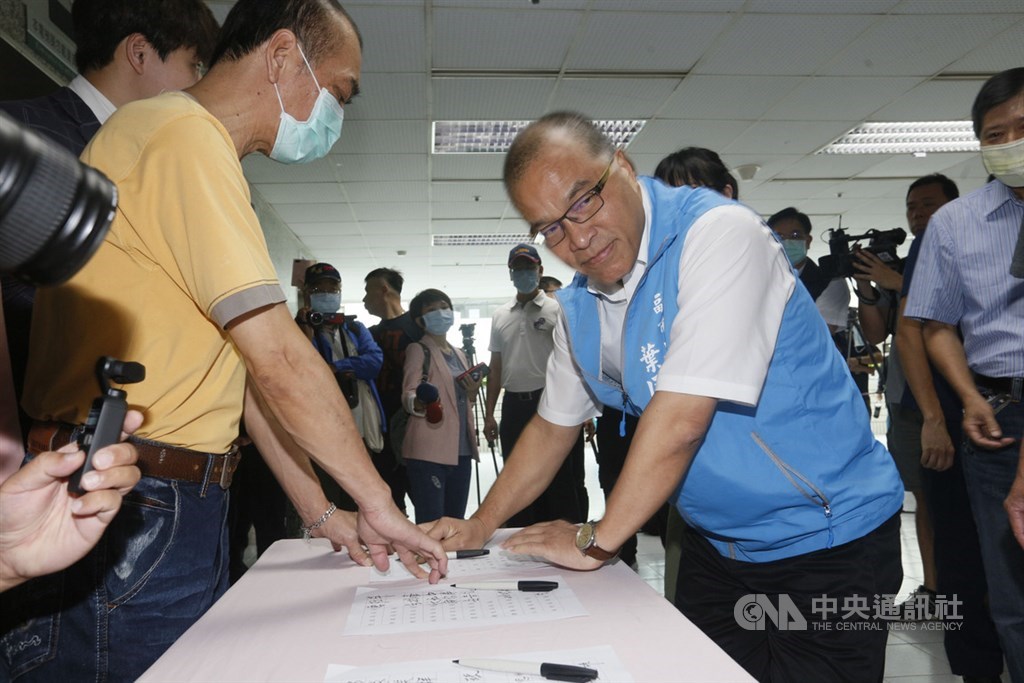 罷韓過關後,高雄市長韓國瑜9日上午在高市府主持任內最後一次市政會議,高雄市副市長葉匡時(前中)簽到出席。中央社記者董俊志攝 109年6月9日