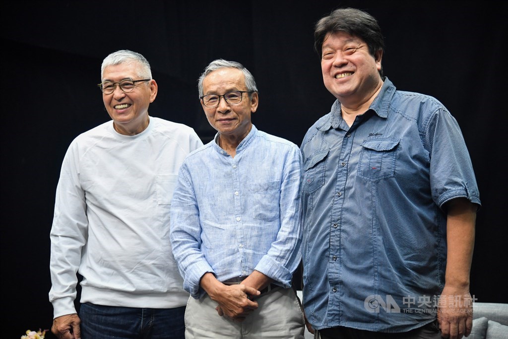 綠光劇團八里工作室遭祝融,8月將登場的「人間條件6」道具雖受波及,但團長羅北安(右)日前表示,演出將如期舉行,近期劇團也持續排練,票券9日開賣。左起為紙風車文教基金會董事長柯一正、導演吳念真。中央社記者林俊耀攝 109年6月9日