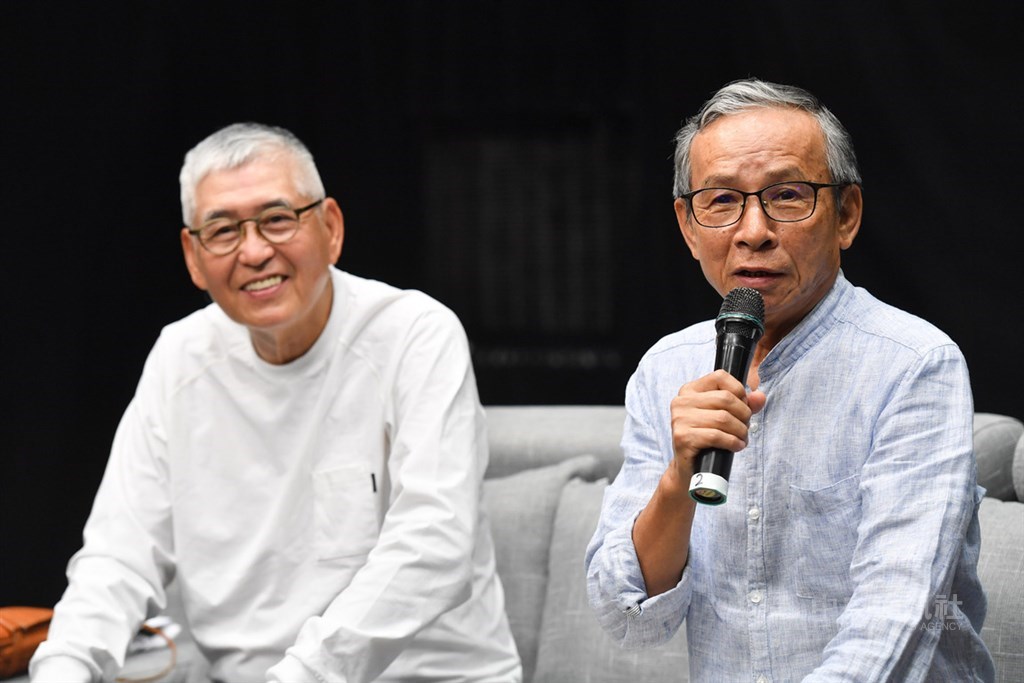 綠光劇團「人間條件6」8月底將展開巡演,編劇導演吳念真(右)9日出席記者會受訪表示,不會忘記對觀眾的承諾,演出會照常舉行。左為紙風車文教基金會董事長柯一正。中央社記者林俊耀攝 109年6月9日