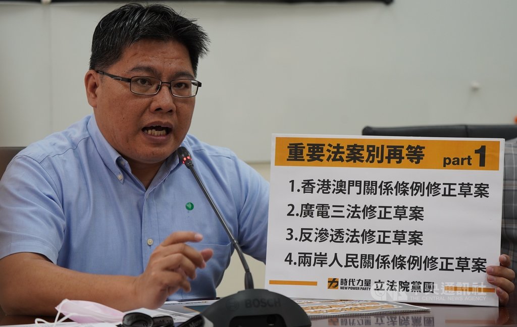 時力黨團總召邱顯智(圖)9日舉行記者會表示,立法院現在是休會期間,各黨團均有意召開臨時會,希望立法院長游錫堃本週召集黨團協商,討論臨時會時間及議程,時力期盼臨時會討論港澳條例修法、反紅媒等案。中央社記者徐肇昌攝 109年6月9日