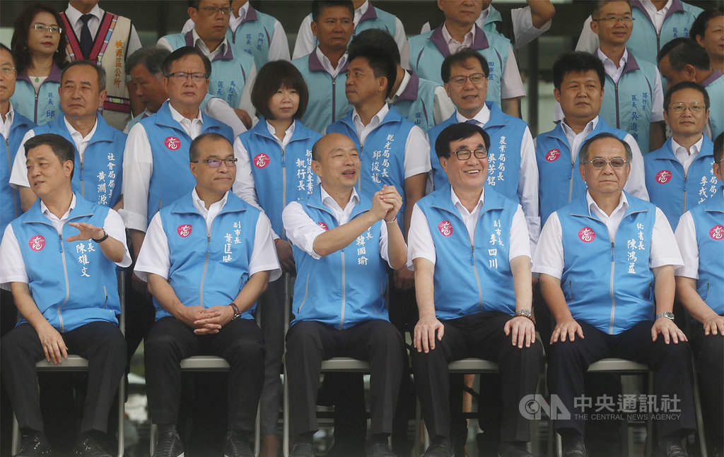 遭罷免的高雄市長韓國瑜(前中)9日上午在市府四維行政中心主持任內最後一次市政會議,會議結束後,韓國瑜跟與會局處首長在市府大門前合影,留下「畢業照」。中央社記者董俊志攝 109年6月9日