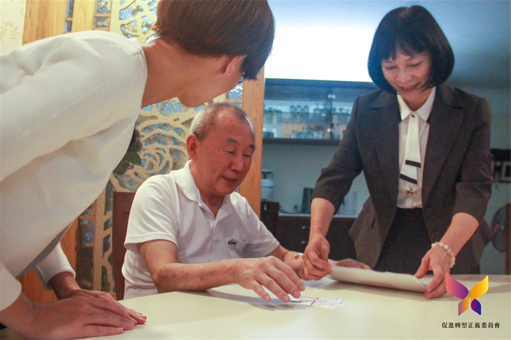 促轉會9日說,政治犯黃華(中)曾入獄4次,坐了長達23年的民主黑牢,促轉會主委楊翠(右)已親送撤銷決定書給黃華,平反其「預備叛亂罪」。(圖取自facebook.com/twtjc)