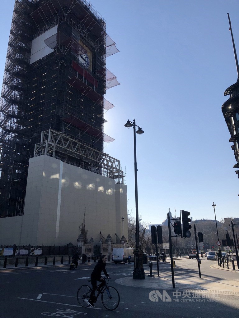 英國3月23日實施禁足令,規定民眾一天只能外出運動一次,許多人選擇騎自行車作為交通或運動工具,這股熱潮在政府大力支持下更加延燒。圖為民眾在大笨鐘附近享受騎車樂趣。此圖攝於109年3月25日。中央社記者戴雅真倫敦攝 109年6月9日