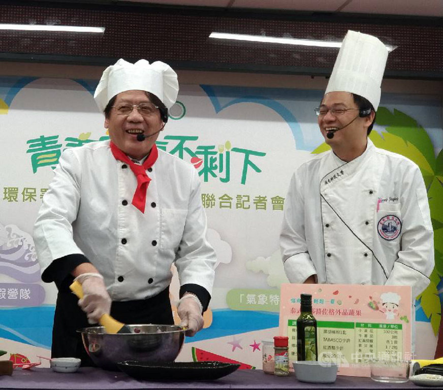行政院環境保護署9日舉辦暑期營隊報名記者會，配合推廣「向海致敬」，內容包含海洋環境教育、惜食與氣候變遷；環保署副署長蔡鴻德（左）打扮成總舖師，宣導營隊惜食活動。中央社記者張雄風攝  109年6月9日