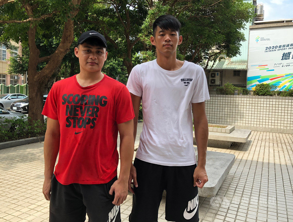 第18季超級籃球聯賽(SBL)選秀會開放報名10日邁入第9天,康寧大學休閒管理系研究所碩士生陳俊翰(右)、梁浩真(左)赴籃協遞交報名表,意外成為本屆報名的「頭香」。中央社記者黃巧雯攝 109年6月10日